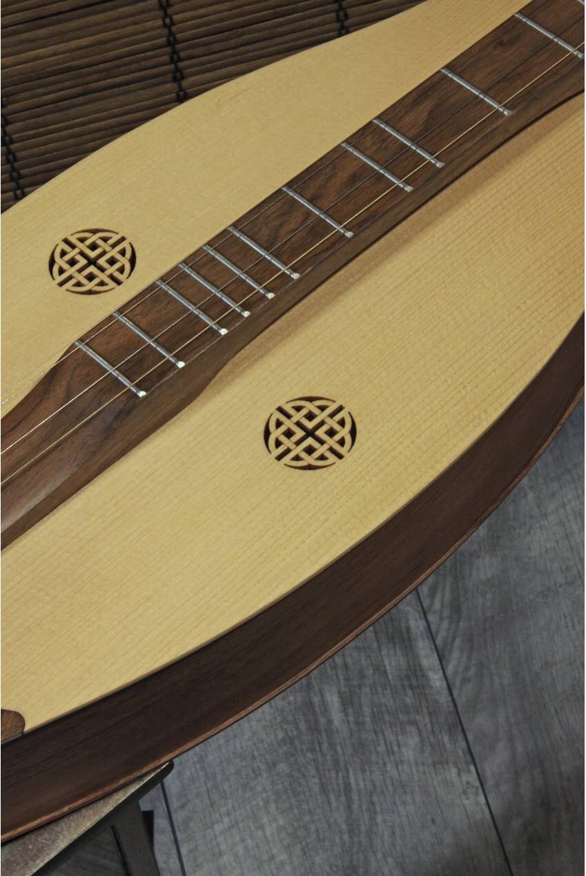 Roosebeck Grace Mountain Dulcimer 4-String Vaulted Spruce Knotwork – Walnut - Image 3